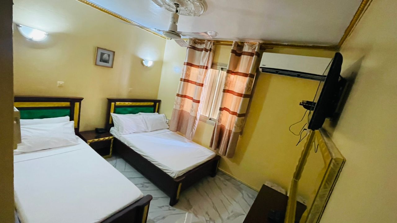 Chambre tarif 2 personnes — lit double et climatisation — Hôtel Ali Sabieh, Djibouti